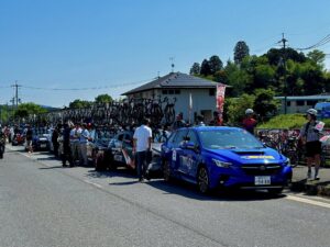 サポートカーの車列