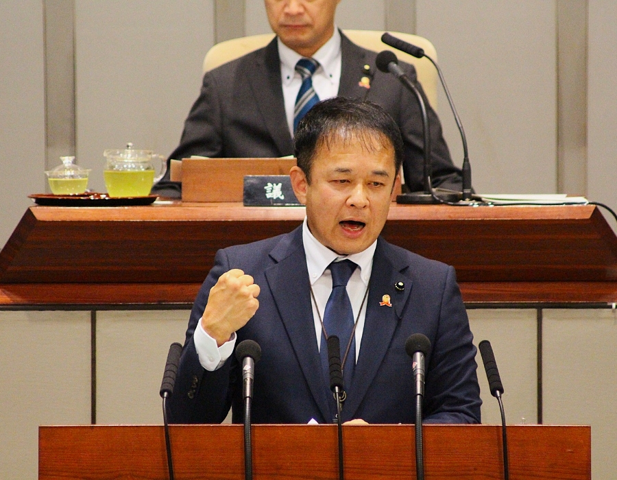 議会で発言している様子の写真